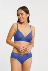 Soutien azul eléctrico de microfibra ultrasuave, con copas soft moldeadas, breteles convertibles y laterales dobles con varillas internas para mayor soporte.