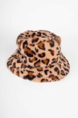 Gorro tipo bucket negro de piel sintética.