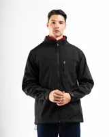 Campera negra de poliéster con cierre frontal, cuello alto y bolsillos laterales con cierre.