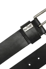 Cinto de cuero negro con hebilla metálica plateada y pasador con placa metálica grabada con el logo de la marca.