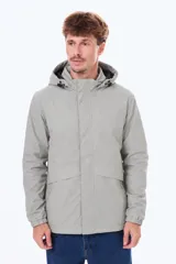 Campera con capucha ajustable, cierre frontal oculto por solapa y bolsillos laterales. Diseño de corte recto con puños elásticos.