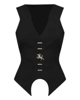 Chaleco sastrero negro entallado, con escote profundo en V, sin mangas, con herrajes metálicos decorativos y un dije de caballo en el frente.