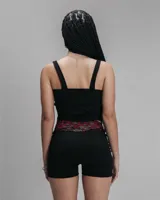 Short negro de lycra con detalle de puntilla fucsia.