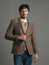 Saco sport de gamuza ecológica, con cierre de dos botones frontales, solapas clásicas y bolsillos laterales con solapa.