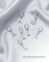 Par de aros de acero quirúrgico tipo argolla con dije colgante en forma de letra con incrustaciones de circonitas.