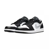 Championes Nike Air Jordan 1 Low, en combinación de colores blanco, negro y gris. Presentan diseño de corte bajo con capellada de cuero, el característico logo swoosh en el lateral, perforaciones en la puntera para mayor transpirabilidad y suela de goma duradera.