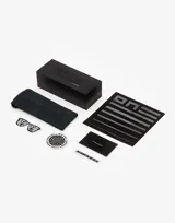 Gafas de sol unisex Hawkers, con montura cuadrada negra con textura y lentes espejados azules.