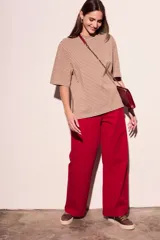 Remera marrón con rayas horizontales blancas, cuello redondo y mangas cortas.