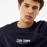 Camiseta azul marino de manga corta con estampado frontal de la frase 'Cape Town South Africa' en letras blancas. Corte clásico.