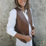 Chaleco marrón de cuero ovino con botones.