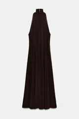 Vestido largo de corte evasé con cuello subido y diseño sin mangas. Presenta cierre posterior con botones y una caída fluida.