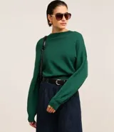 Blusa de mangas largas color verde esmeralda, confeccionada en tejido de punto con viscosa sostenible, cuello redondo y rib en puños y bajo.