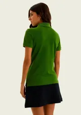 Musculosa básica acanalada de color verde, con escote cuadrado y tir부는 anchos.