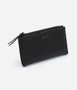 Billetera sobre mediana Satinato de color negro, confeccionada en poliuretano con acabado brillante. Presenta diseño plegable, cierre con botón interno, bolsillo externo con cierre y tirador alargado. Incluye placa metálica decorativa con las siglas de la marca.