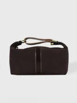 Necessaire de cuero gamuzado color tostado con detalles de cuero marrón oscuro, manija superior y cierre metálico.