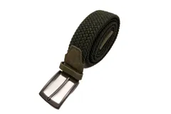 Cinturón trenzado de tejido elástico en color verde oliva, con detalles en gamuza al tono y hebilla metálica de diseño clásico.
