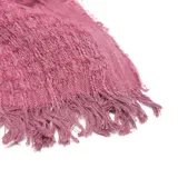 Pashmina de textura rugosa y acabado desflecado en los extremos, en color bordó.