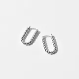 Par de aros plateados con forma rectangular y diseño trenzado.