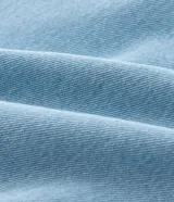 Campera de jean celeste de algodón con cuello inglés, abotonada, de manga larga ajustada con elástico en la cintura.