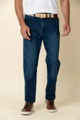Pantalón de jean azul oscuro, corte recto y relajado, con cintura estándar y bolsillos delanteros y traseros.