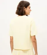 Remera deportiva Get Over de corte boxy y cuello redondo, confeccionada en microfibra liviana de poliamida y elastano. Presenta mangas cortas alargadas y una estampa lettering con la inscripción "Athleisure Collective" en el pecho.