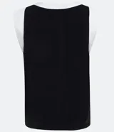 Blusa negra de viscosa con escote redondo y sisa contrastante en color blanco. Sin estampado.