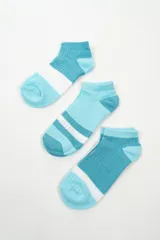 Pack de tres pares de calcetines tobilleros de diferentes diseños: uno con bloques de color celeste y blanco, otro con rayas horizontales celestes y blancas, y otro liso en celeste claro.