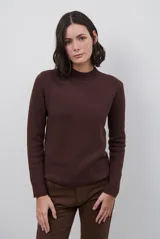 Polera de tejido de punto fino en color beige, con cuello alto y mangas largas con puños acanalados.