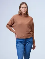 Buzo verde militar en tejido acanalado marca Philosophy, de cuello alto y manga larga japonesa.