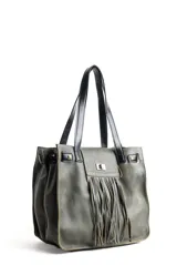 Cartera tipo tote de cuero color beige con diseño de flecos en la solapa frontal. Cuenta con manijas de cuero oscuro, cierre metálico tipo torniquete y detalles de herrajes dorados.
