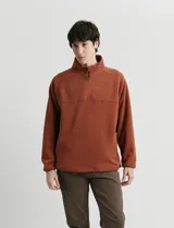 Sweater de micropolar color rojo, con cuello alto y cierre frontal parcial. Cuenta con mangas largas y bolsillos laterales con cierre.