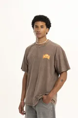 Remera marrón con efecto gastado y logo estampado en el pecho.