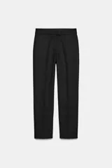Pantalón de corte recto y largo tobillero, con tiro medio. Presenta bolsillos frontales, falsos bolsillos traseros de vivo y cierre frontal con cremallera, botón interior y ganchos.