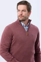 Buzo liso de punto fino en hilo de algodón color azul marino, con cuello alto y cierre frontal parcial con detalle de tirador de cuero.