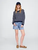 Buzo de tejido de punto con diseño a rayas horizontales en color verde y blanco, cuello redondo y mangas largas con puños acanalados.