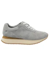 Zapatillas de cuero nobuk en color gris con cordones y suela de plataforma con detalle de crepe y suela dentada.
