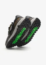 Championes urbanos Satorisan modelo Chacrona Metta, en combinación de tonos negros, grises y marrones. Presentan un diseño de paneles en cuero y gamuza, con un parche lateral en forma de corazón y una suela de plataforma con efecto moteado.