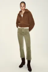 Jeans de tiro alto con diseño cropped flare, cinco bolsillos y bajo deshilachado. Cierre frontal con cremallera y botón metálico.