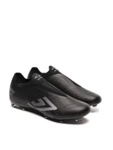 Championes de fútbol Umbro Victory HG, color negro con detalles en gris. Diseño sin cordones con ajuste tipo calcetín.