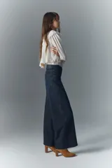 Jean de corte oxford tiro alto, color azul oscuro, con pierna que se ensancha desde la cadera hacia el ruedo. Confeccionado en denim confort con poco elastano, cierre y botón.