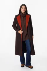 Tapado de paño en color gris oscuro, con solapas clásicas, corte recto y bolsillos laterales integrados.