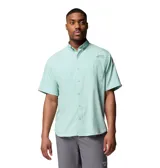 Camisa de manga corta Columbia modelo Tamiami II, color verde menta, con cuello abotonado, cierre frontal con botones y dos bolsillos en el pecho. Cuenta con tecnología de protección solar y tejido de secado rápido.