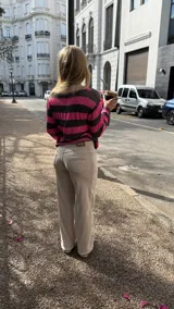 Pantalón de corte recto y tiro medio, confeccionado en tejido jersey rib color beige. Presenta bolsillos traseros y etiqueta de marca en la cintura posterior.