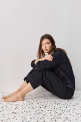 Jean de corte barrel, tiro alto, con silueta amplia que se estrecha hacia el tobillo. Confeccionado en denim azul oscuro con costuras a contratono.