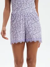 Short de pijama gris melange con cintura elástica y detalle de encaje blanco en el ruedo.