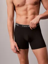 Pack de tres bóxers negros de corte clásico con cintura elástica con el logo de Calvin Klein en blanco.