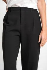 Pantalón negro de algodón peinado, corte recto y tiro medio, con pinzas delanteras y bolsillos laterales.