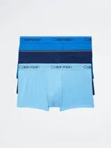 Pack de tres boxers tipo trunk de Calvin Klein, confeccionados en microfibra elástica. Presentan un diseño de tiro bajo con cintura elástica distintiva de la marca. El set incluye tres tonos de azul: celeste, azul medio y azul marino.