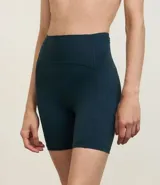 Bermuda ciclista deportiva de tiro alto, color celeste claro, ajustada al cuerpo.