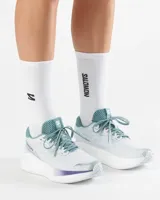 Championes de running Salomon Aero Glide 4, color negro con suela blanca alta y amortiguada. Presenta capellada de malla transpirable sin costuras y el nombre de la marca impreso en el lateral.
